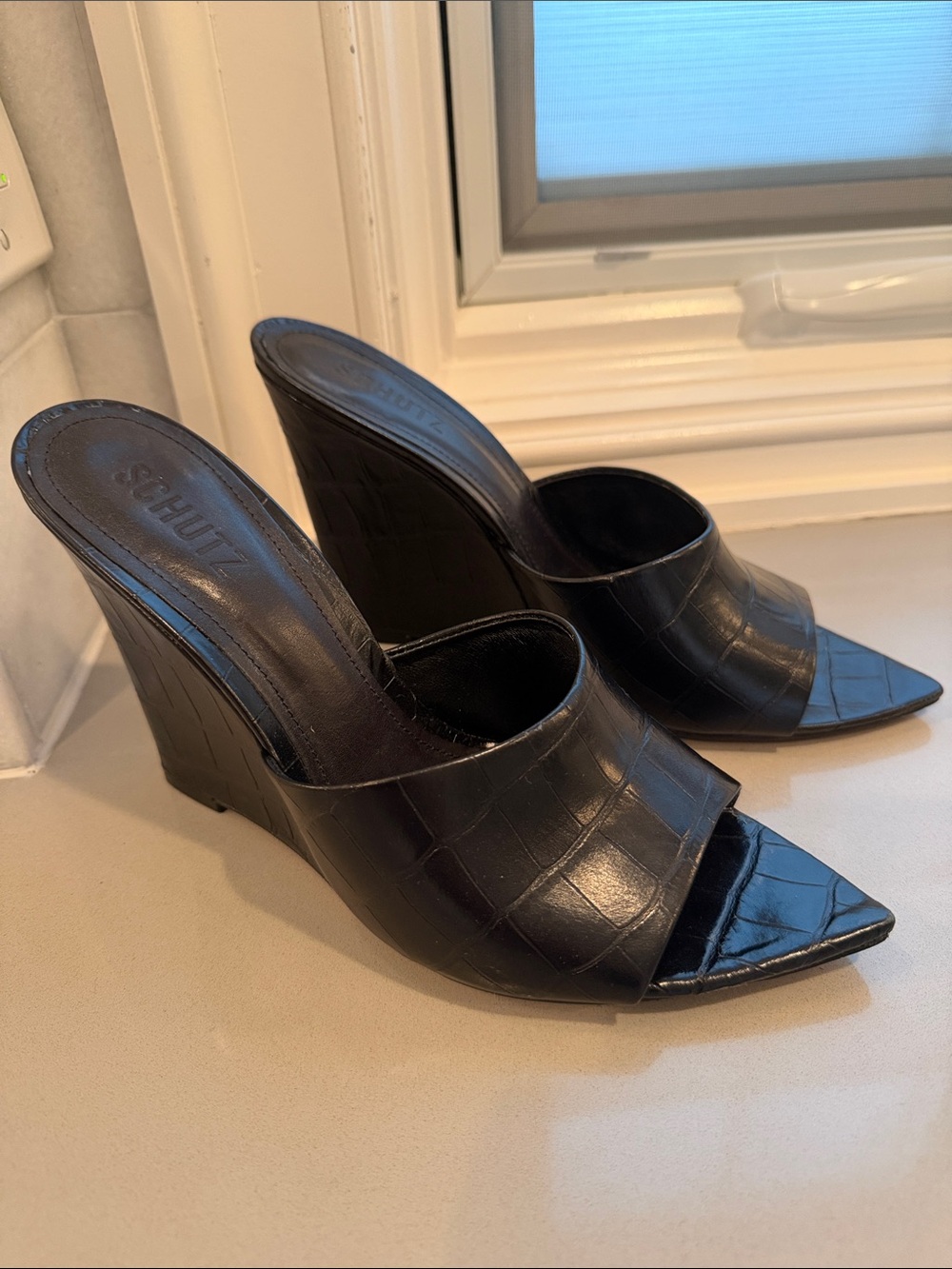 SCHUTZ Illara Black Croc-Embossed Peep-Toe Wedges Size 10B